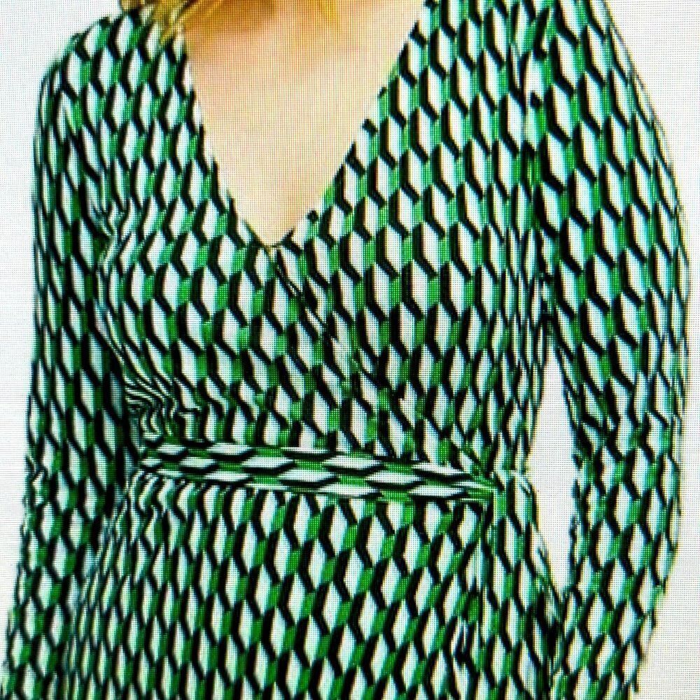 DVF Green Geometric Print Wrap Dress 👗 Chic & Polished! Great for Travel 🧳 ✈️